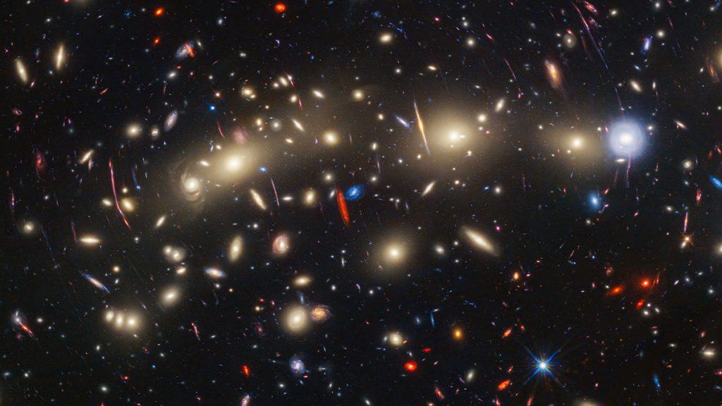 Imagem de estrelas e galáxias no Universo capturada pelos telescópios Hubble e James Webb