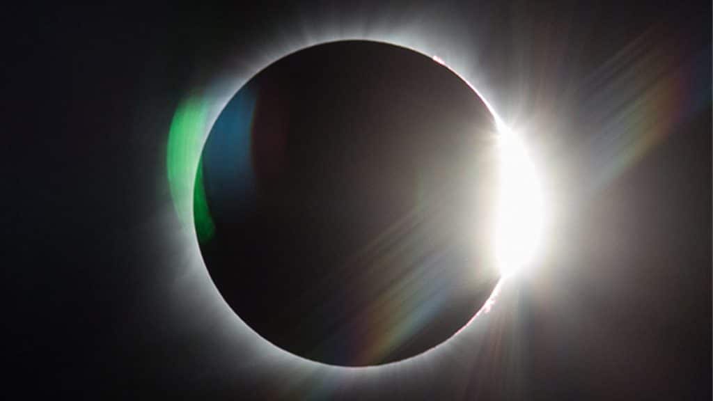Eclipse solar total no céu