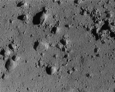 [ Regolito na superfície de Eros registrado a cerca de 12 metros da superfície, durante a descida da sonda NEAR-Shoemaker - Créditos: NASA ]  