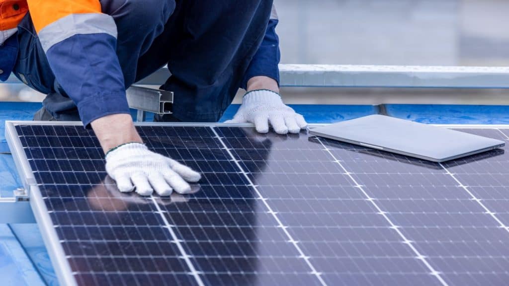Engenheiro profissional instalando um sistema de painéis solares fotovoltaicos, eletricista, trabalhador montando tecnologia de módulo solar azul no telhado de uma fábrica industrial, energia alternativa, renovável.