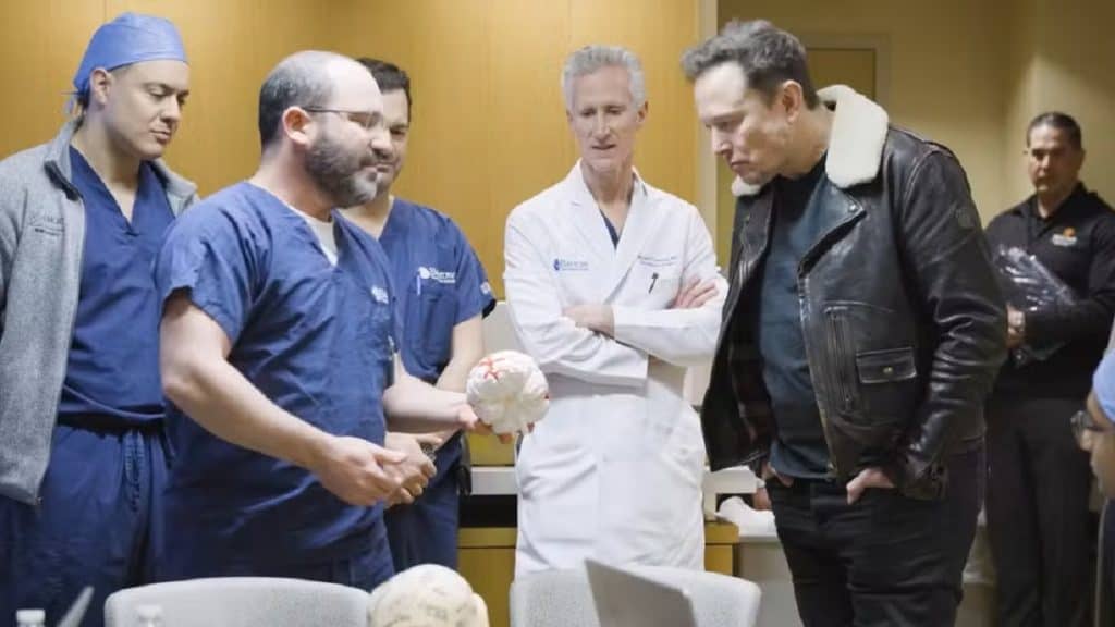 Elon Musk conversando com médicos
