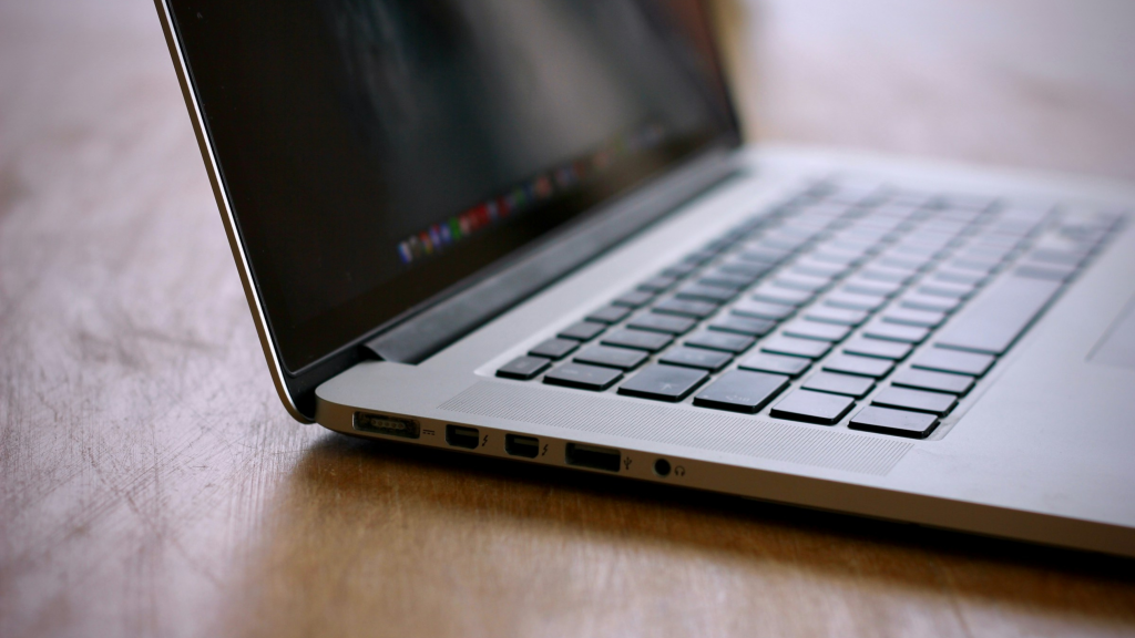 imagem demonstra a lateral de um notebook, dando ênfase nas entradas de conexão