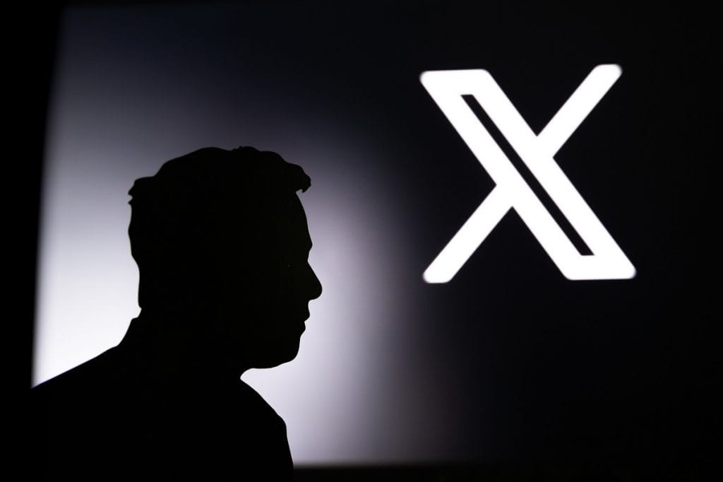 Logo do X (ex-Twitter) à direita; à esquerda, a silhueta de Elon Musk