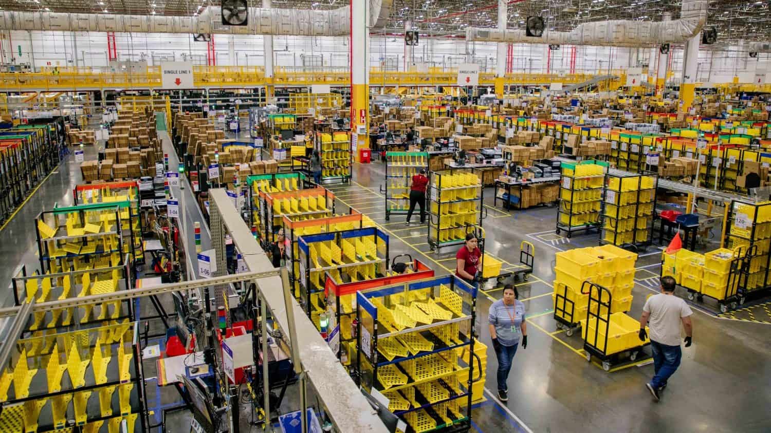 Funcionários da Amazon trabalham no Centro de Distruibuição de Cajamar (SP).