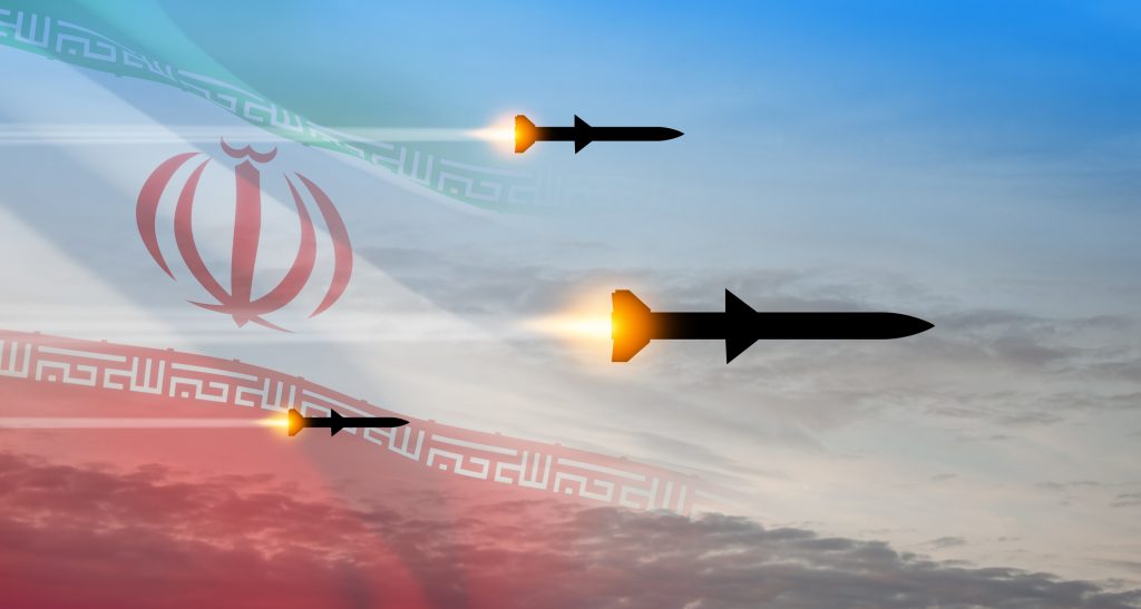 Mísseis no ar em contraste com a bandeira do Irã