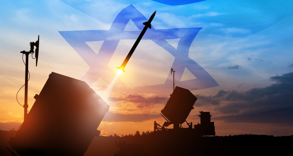 Bandeira de Israel em contraste míssil e defesas aéreas