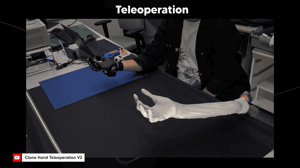 Mão humana controlando a mão robótica