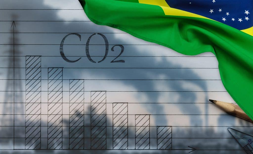 Gráfico e escrito CO2 contrastando com fumaça e bandeira do Brasil