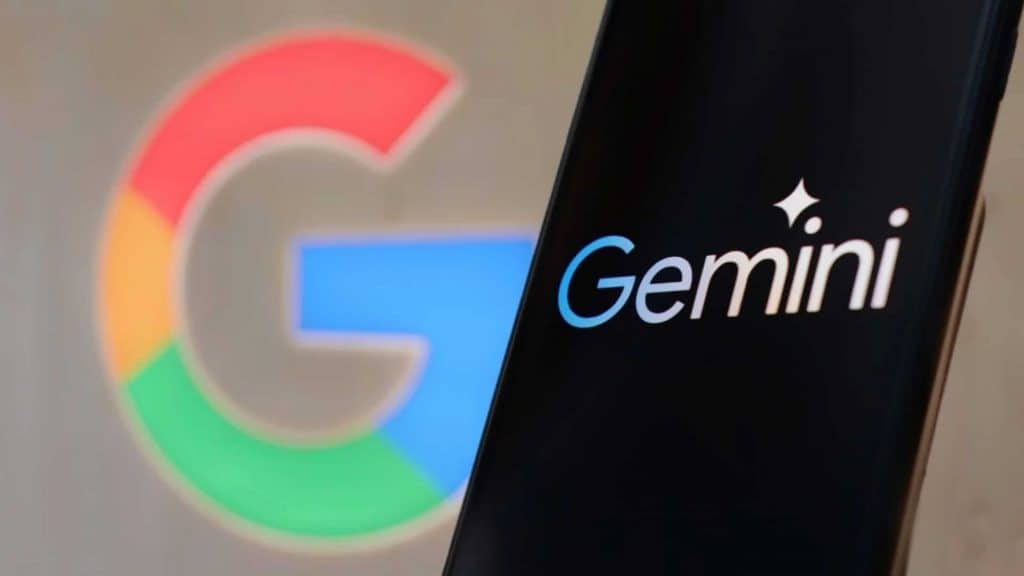 Celular com Gemini com logotipo do Google no fundo