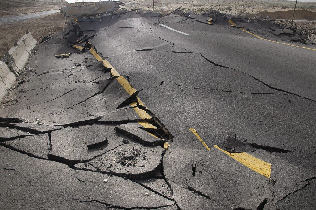 Afalto destruido por terremoto