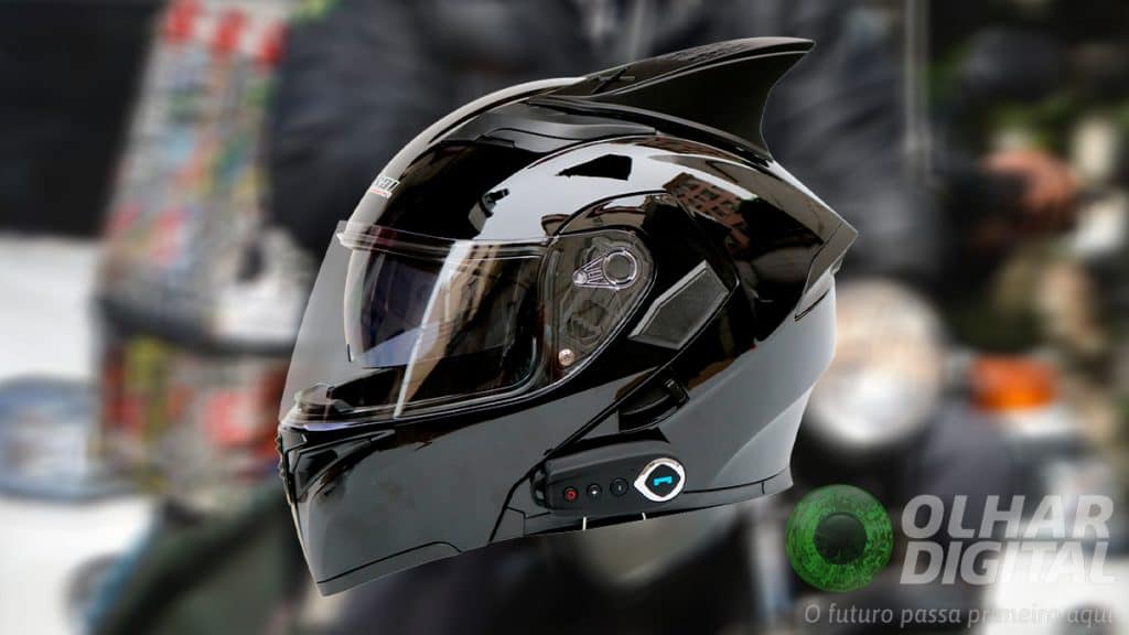 Modelo de capacete Bluetooth com imagem de motociclista ao fundo