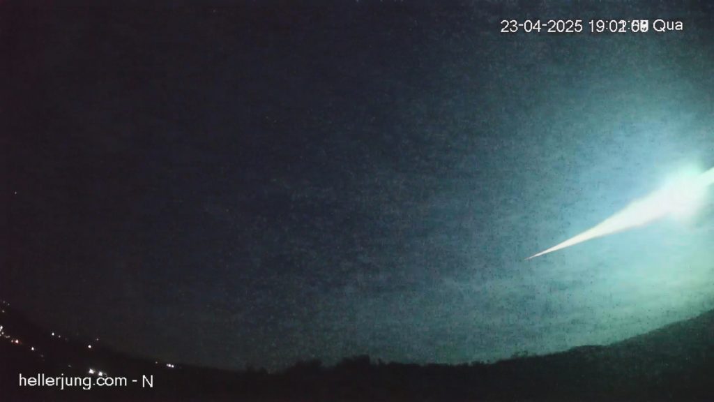 Imagem do Meteoro cruzando o céu de SC