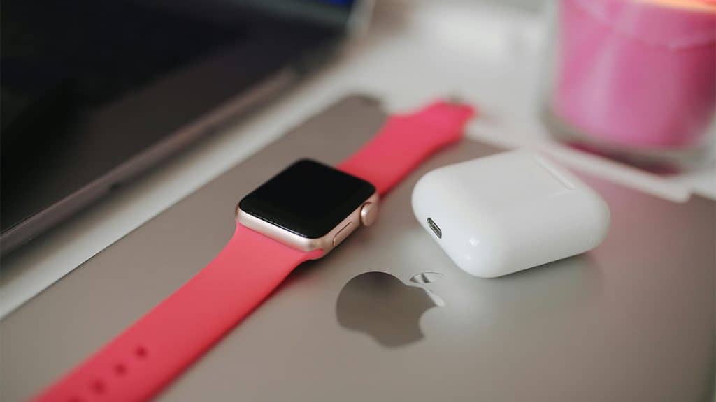 Apple Watch e AirPods em cima de iPad