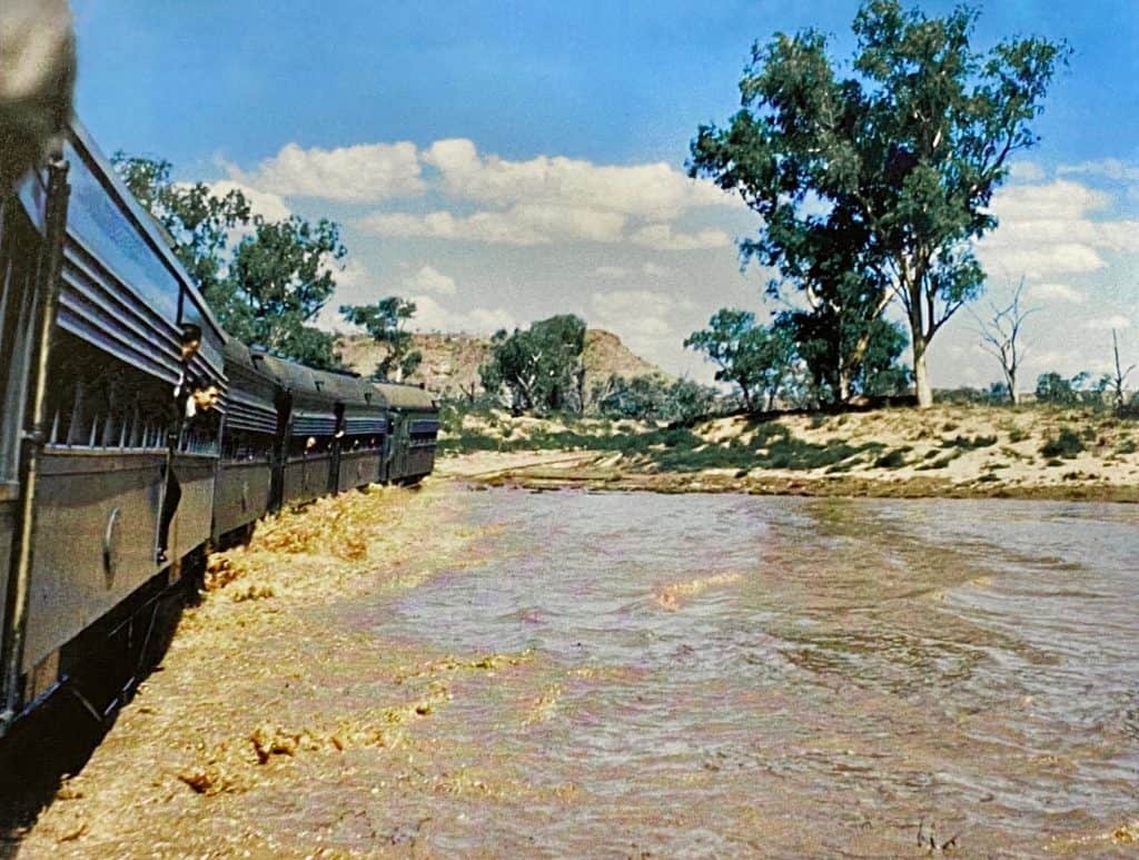 Trem "The Ghan" atravessando o rio Finke alagado no Território do Norte, Austrália, em fevereiro de 1953.