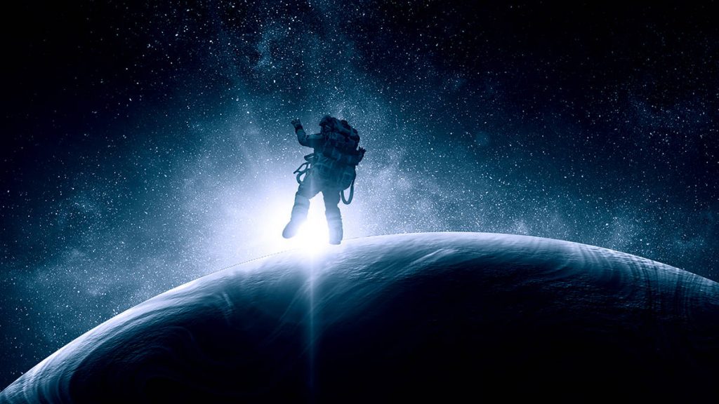 Astronauta flutuando sobre planeta indo em direção a luz forte no espaço