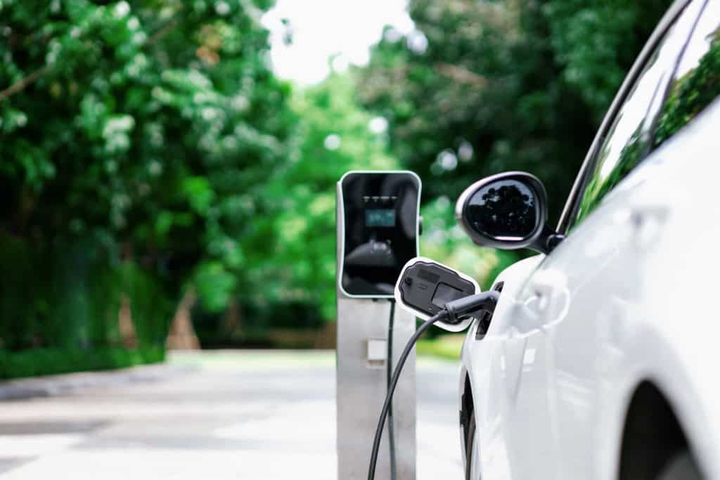 Carro elétrico carregando em meio a natureza