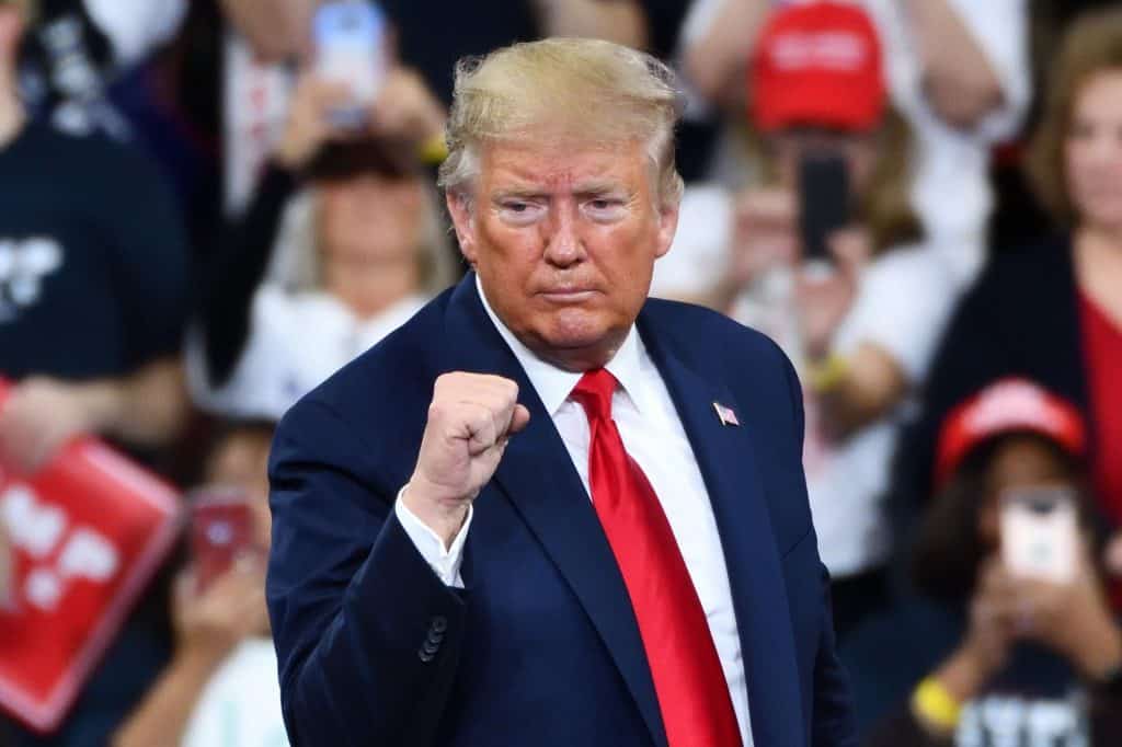 Donald Trump com o punho direito erguido