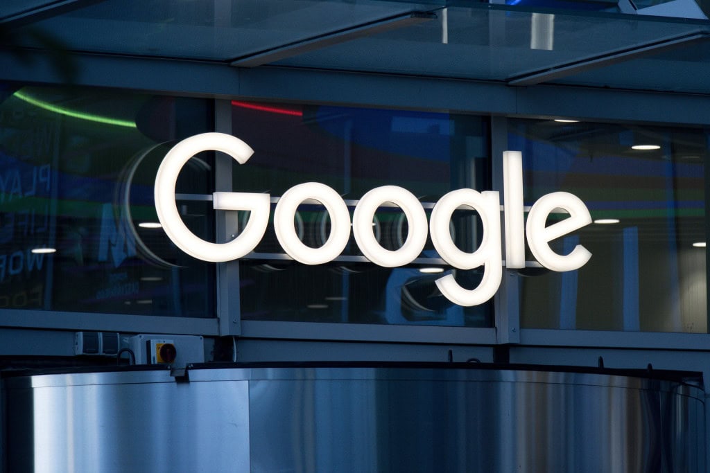 Logo do Google na fachada de uma loja