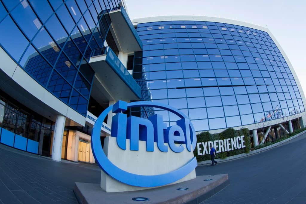 Logo da Intel na frente de m prédio